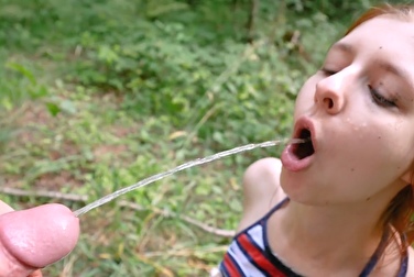 Нассал в рот рыжей шлюшке в публичном парке